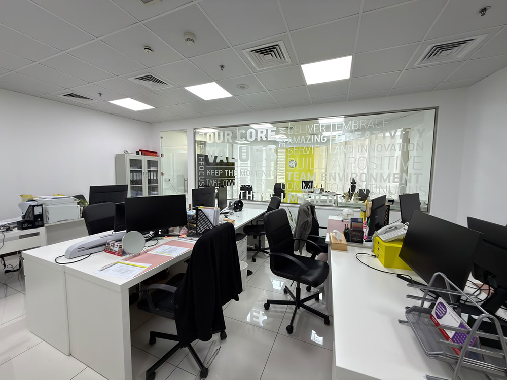 Office space for rent in Park Lane Tower, Business Bay, featuring two glass partitions