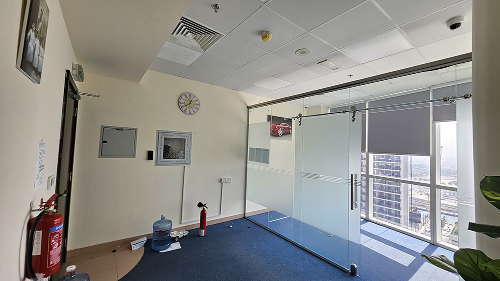 Modern office ceiling and lighting